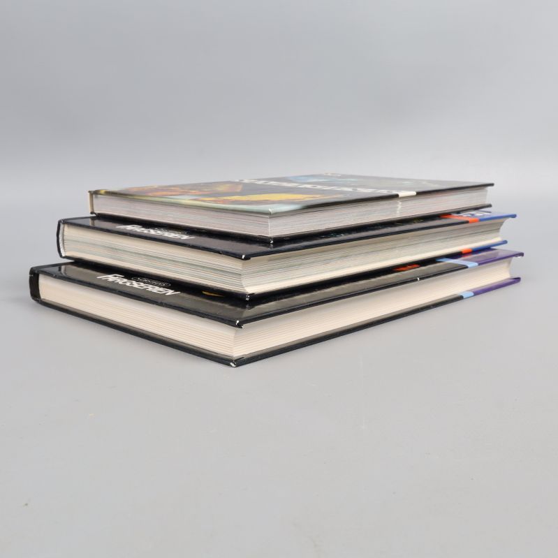 Tre böcker om stenar staplade i profil, visar tjockleken