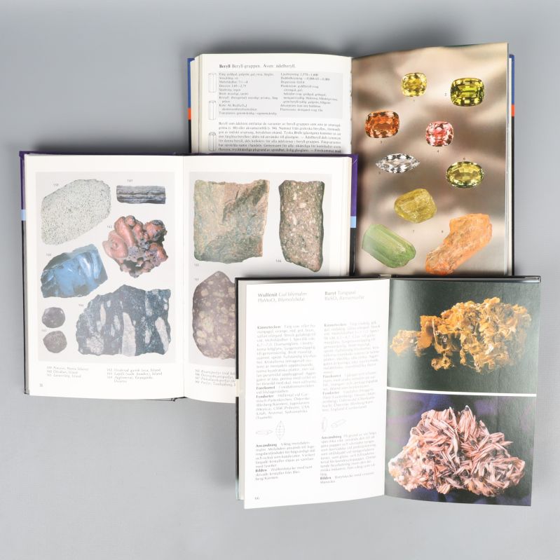 Uppslag ur alla tre böcker med färgfoton av mineral och ädelstenar