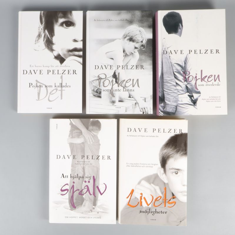 Fem Dave Pelzer böcker med framsidor synliga, alla med svartvita omslag