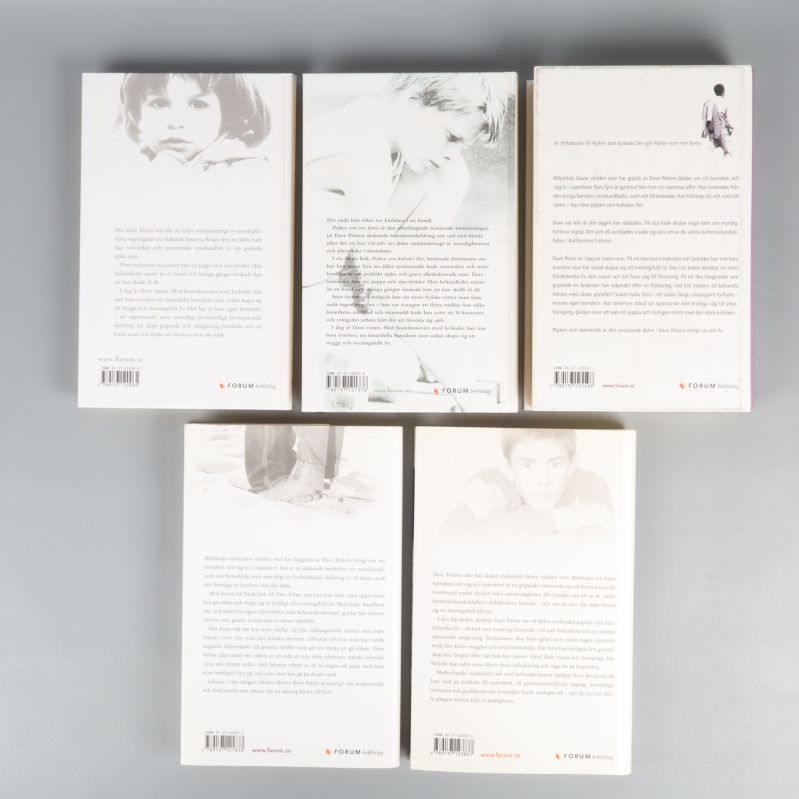 Baksidor på fem Dave Pelzer böcker med text och förlagslogotyper