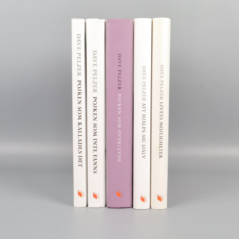 Fem Dave Pelzer böcker uppställda med ryggarna utåt på rad