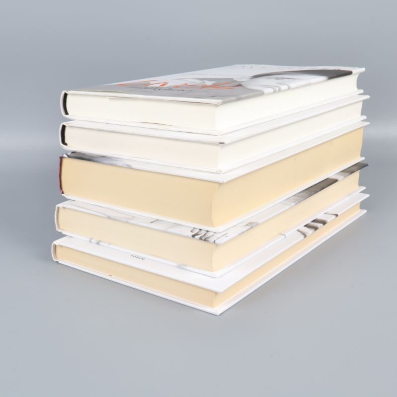 Bokpaket med fem inbundna Dave Pelzer böcker i stapel