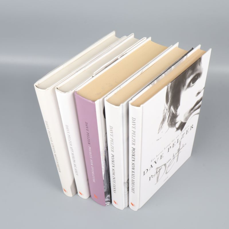 Överblick av fem Dave Pelzer böcker stående bredvid varandra