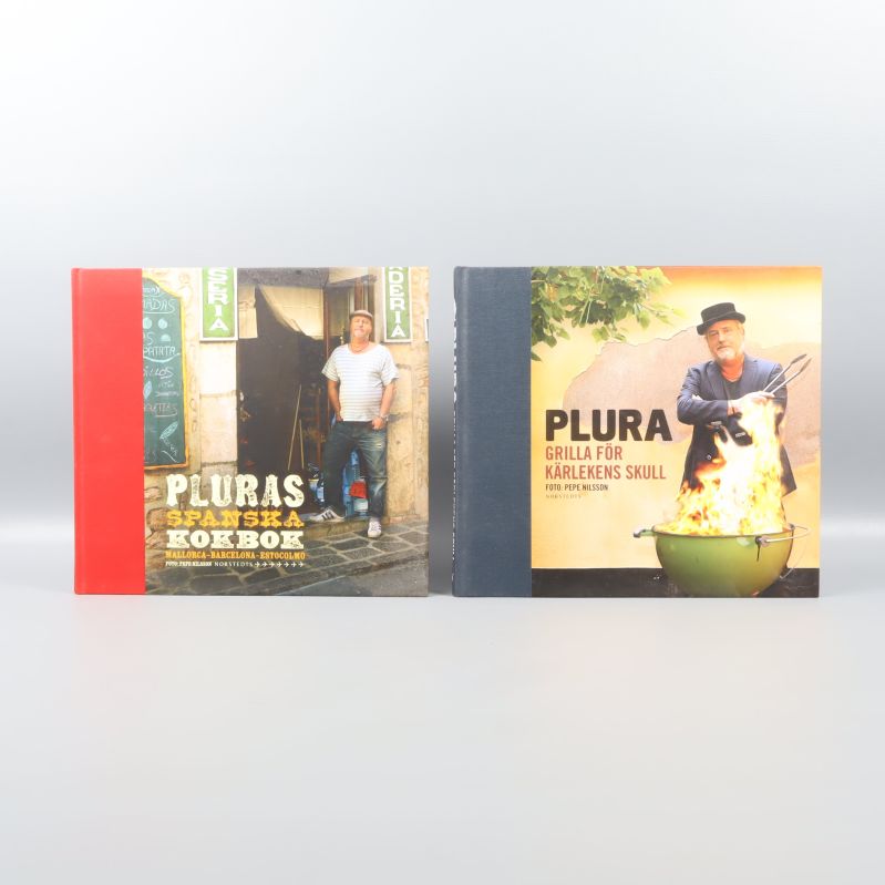 Framsidor av två kokböcker, Pluras spanska kokbok och Grilla för kärlekens skull