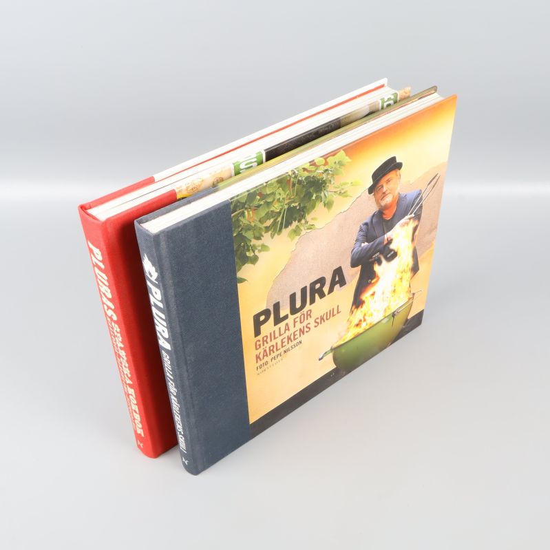 Kokböcker liggande på ett bord ur ovanifrån-perspektiv