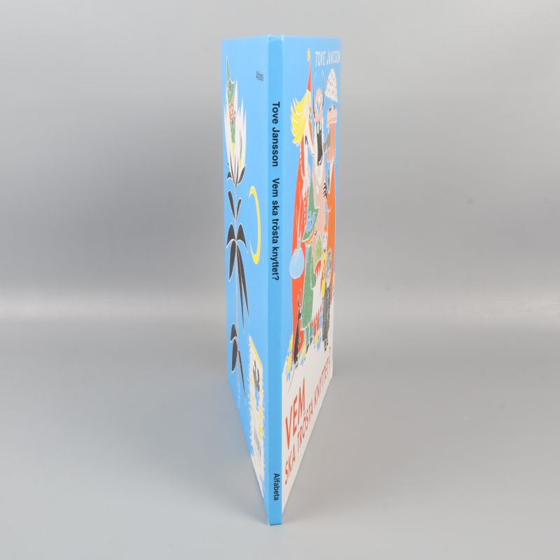 Bokrygg med titel och Alfabetas logotyp samt illustration