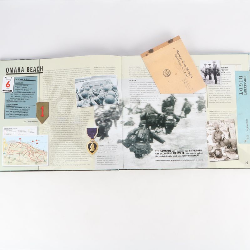 Uppslag som visar Omaha Beach och insprängda autentiska dokument