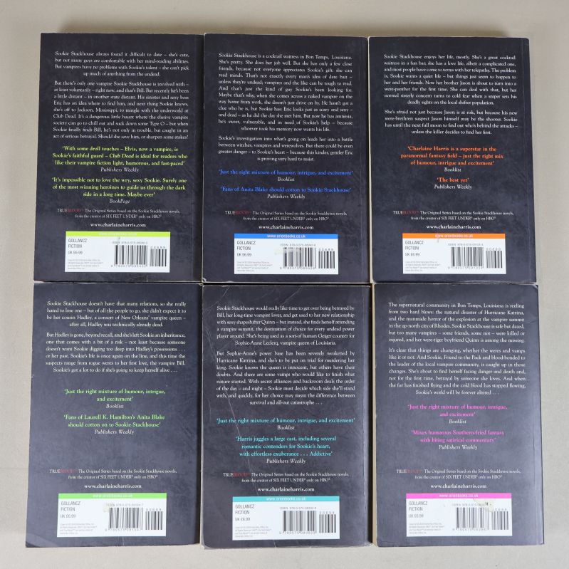 Baksidor på sex Sookie Stackhouse pocketböcker med beskrivning och streckkoder