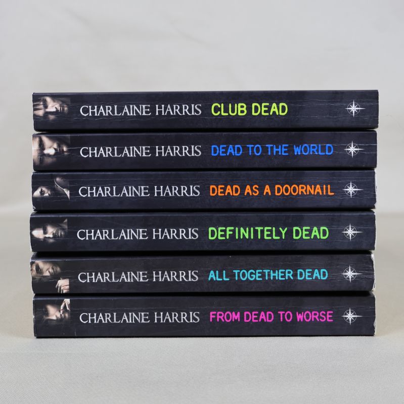 Rygger på sex Charlaine Harris Sookie Stackhouse pocketböcker med färgglad text