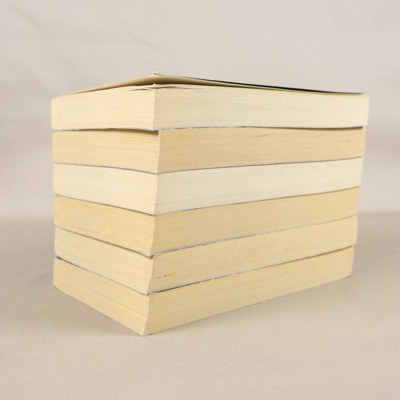 Undersidan av sex staplade pocketböcker med sidorna synliga