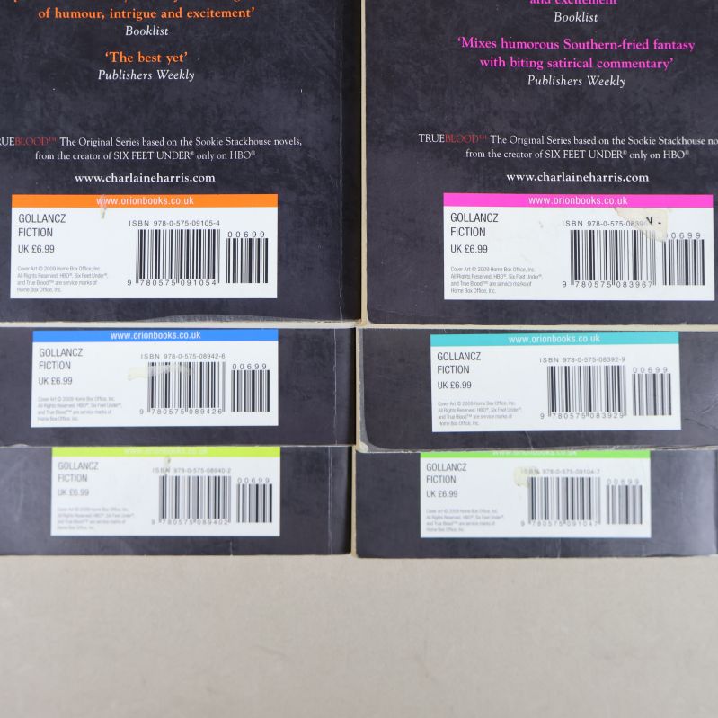 Närbild på baksidor och streckkoder med ISBN på sex böcker