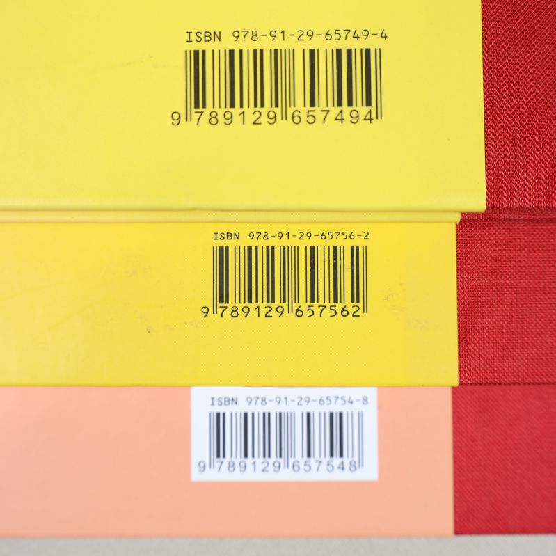 Närbild på ISBN-streckkoder till tre böcker av Astrid Lindgren