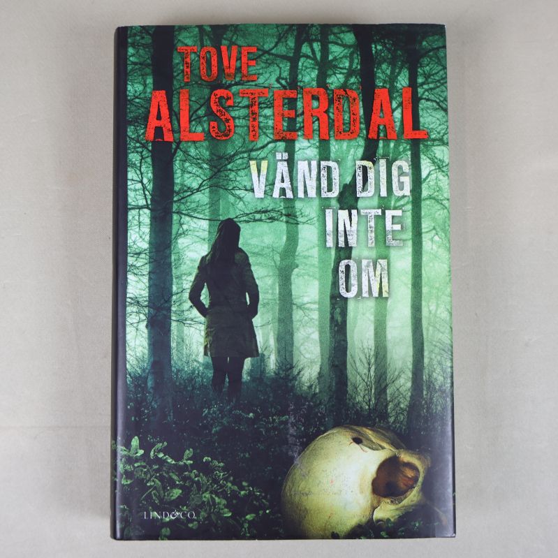 Framsidan av Vänd dig inte om med tydlig titel och siluett i skog