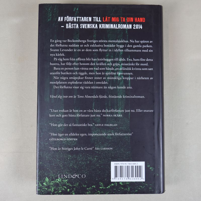 Bokens baksida med sammanfattning och synlig ISBN-kod