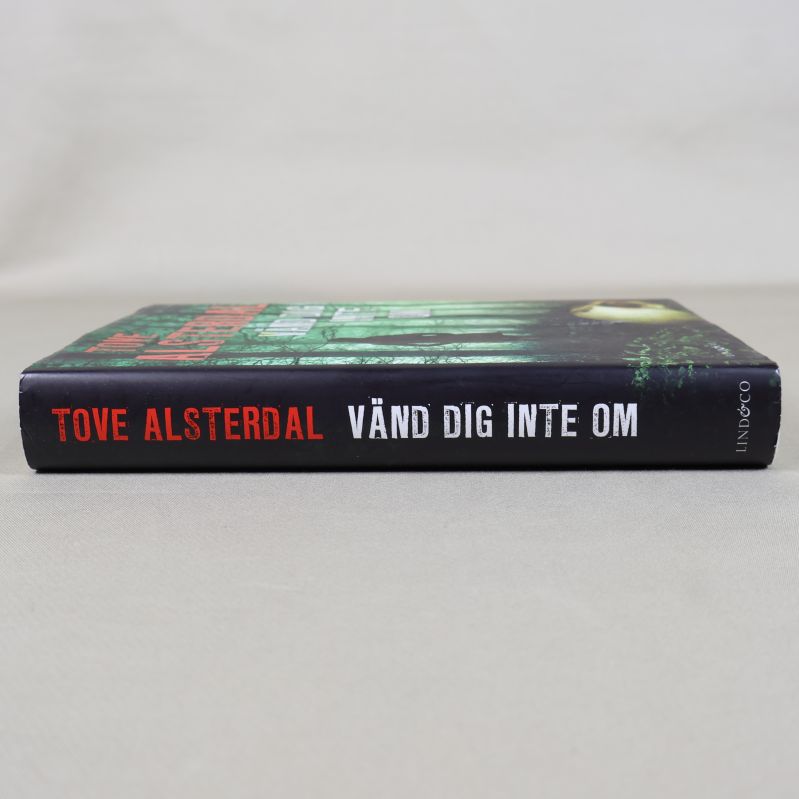 Bokrygg med titeln Vänd dig inte om och författarnamn