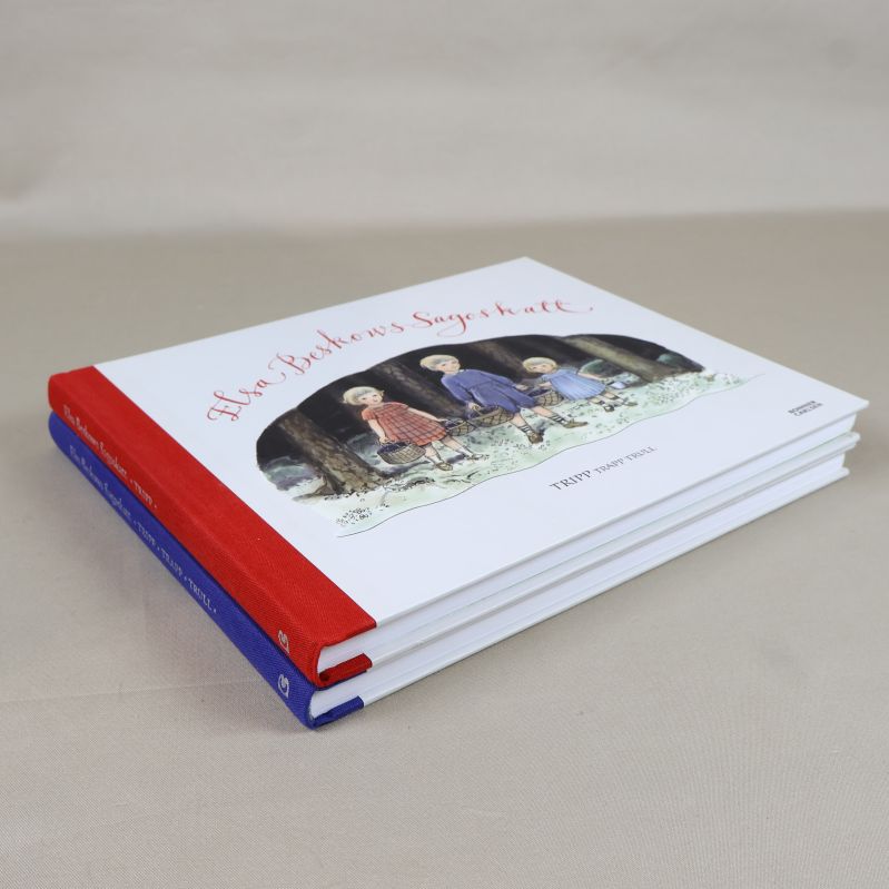 Två böcker staplade med färgade ryggar och tydliga omslag