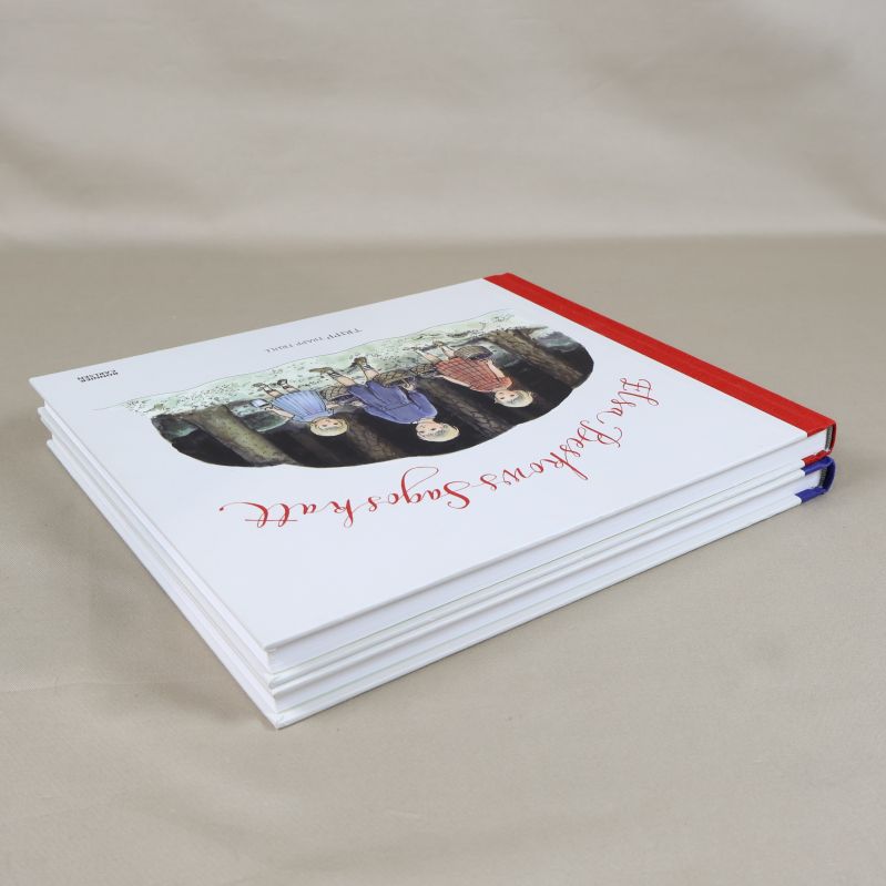 Bokpaketet ur Elsa Beskows Sagoskatt liggande på varandra