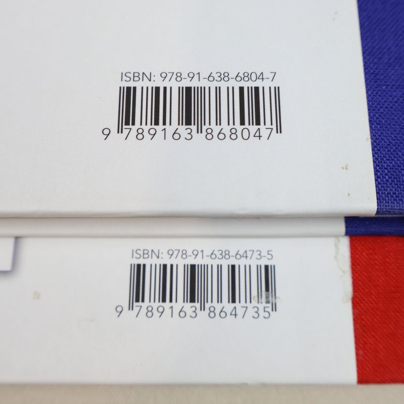 Närbild på ISBN och streckkod på baksidor av två böcker