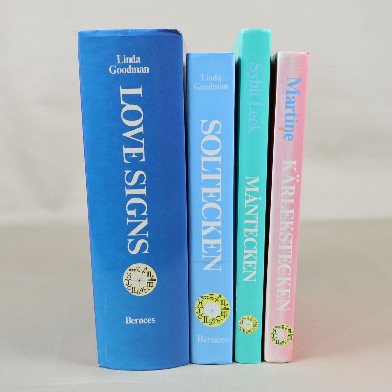 Astrologiböcker uppradade med ryggarna framåt