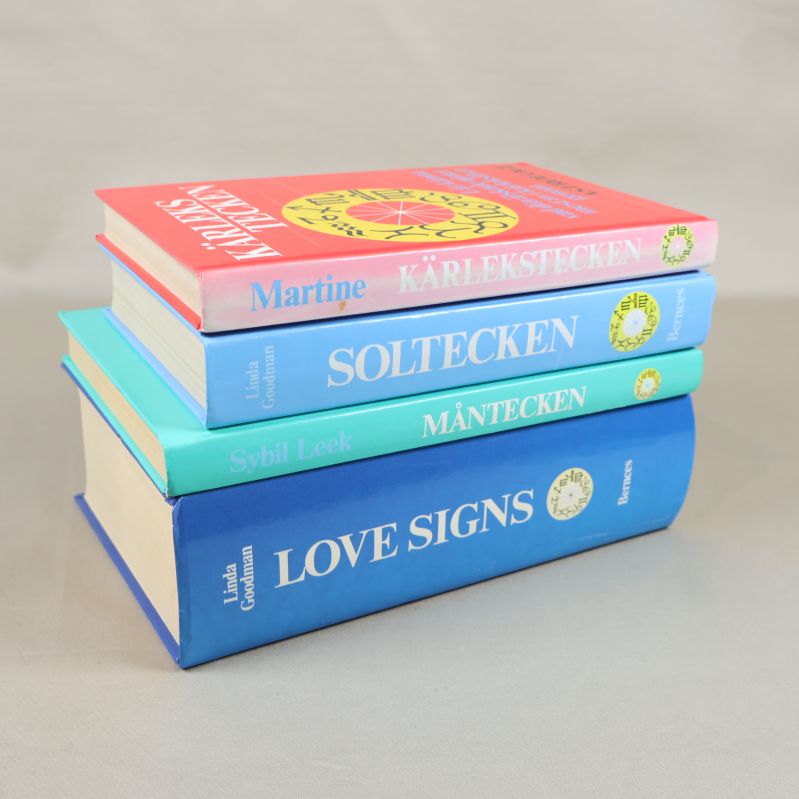 Astrologiböcker staplade ovanpå varandra i profil