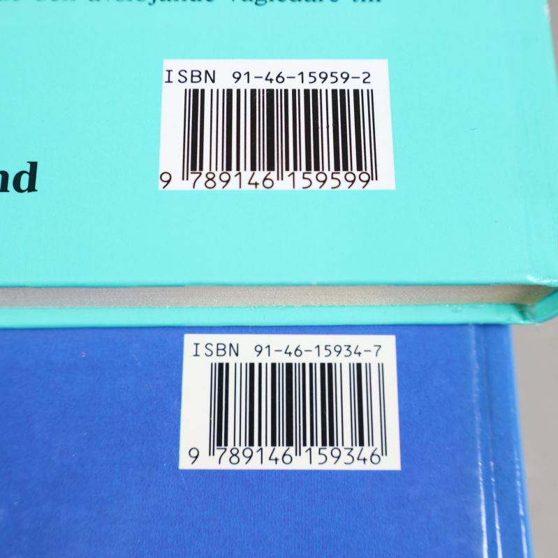 Närbild på ISBN-barcode för två astrologiböcker