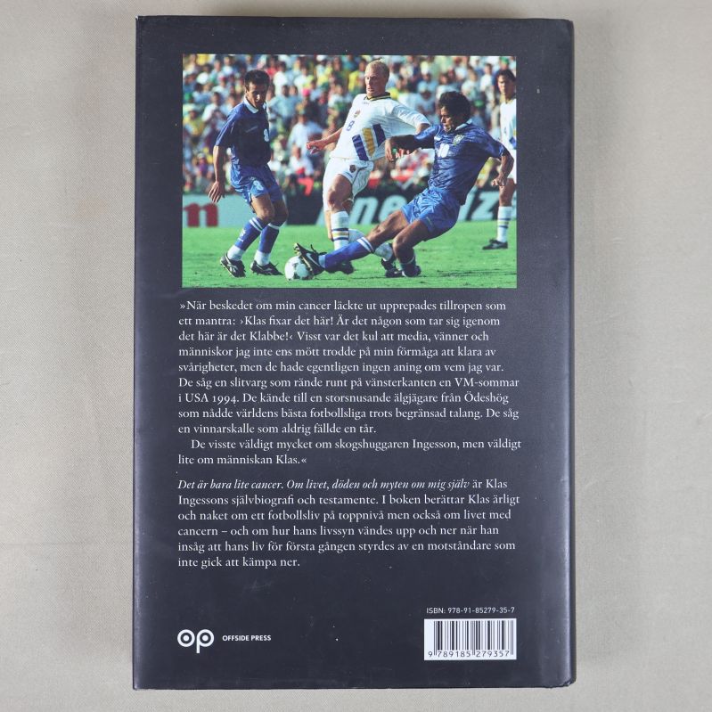 Baksida av boken Det är bara lite cancer med text och fotbollsscen