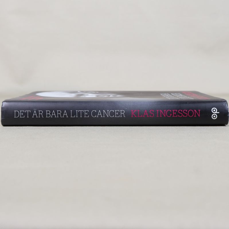 Bokrygg med titeln Det är bara lite cancer och författarnamn