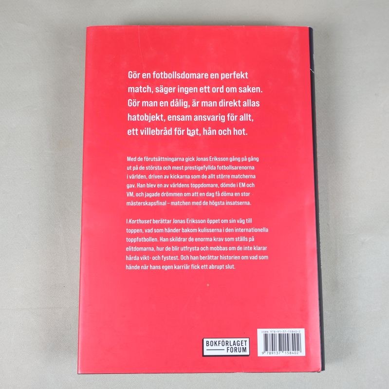 Baksidan av boken Korthuset med text och ISBN-nummer