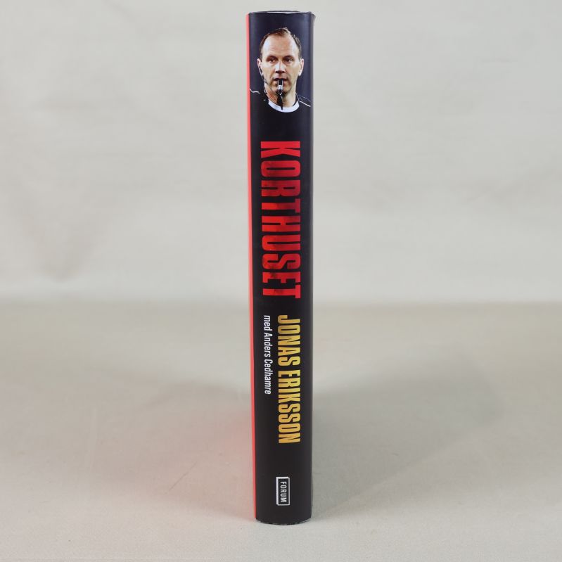 Bokrygg till Korthuset med titel och porträtt på Jonas Eriksson