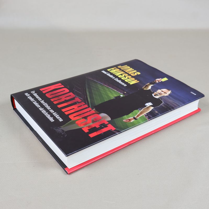 Korthuset liggande, framsidan och del av ryggen synlig