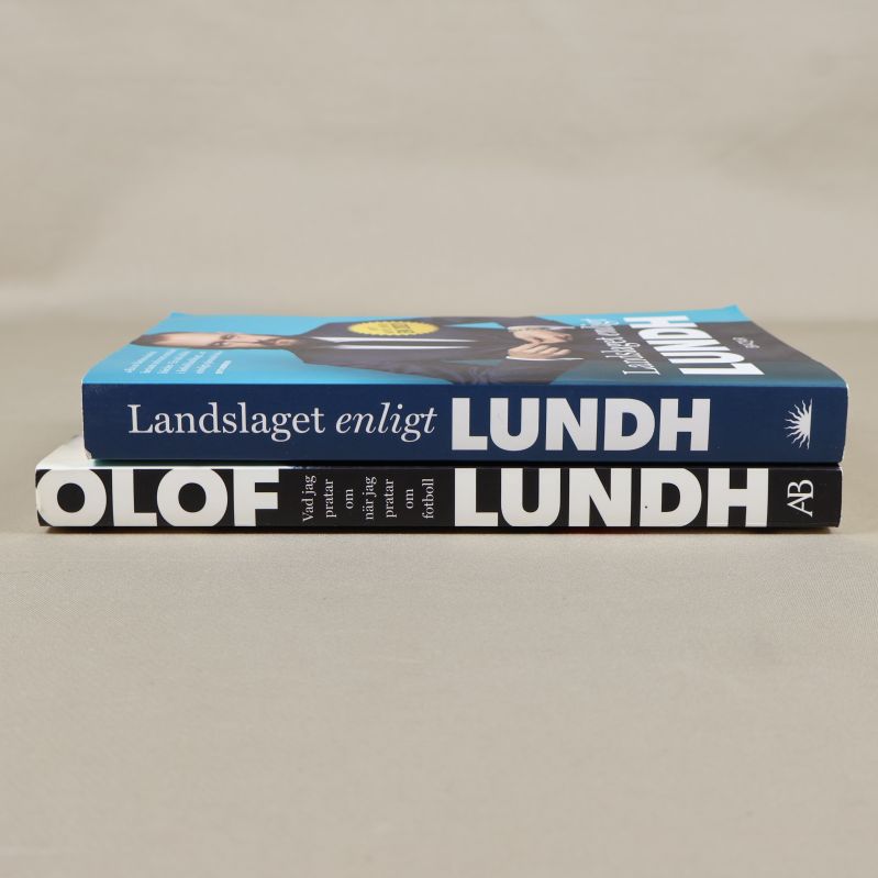 Två böcker staplade med synliga ryggar och titlar