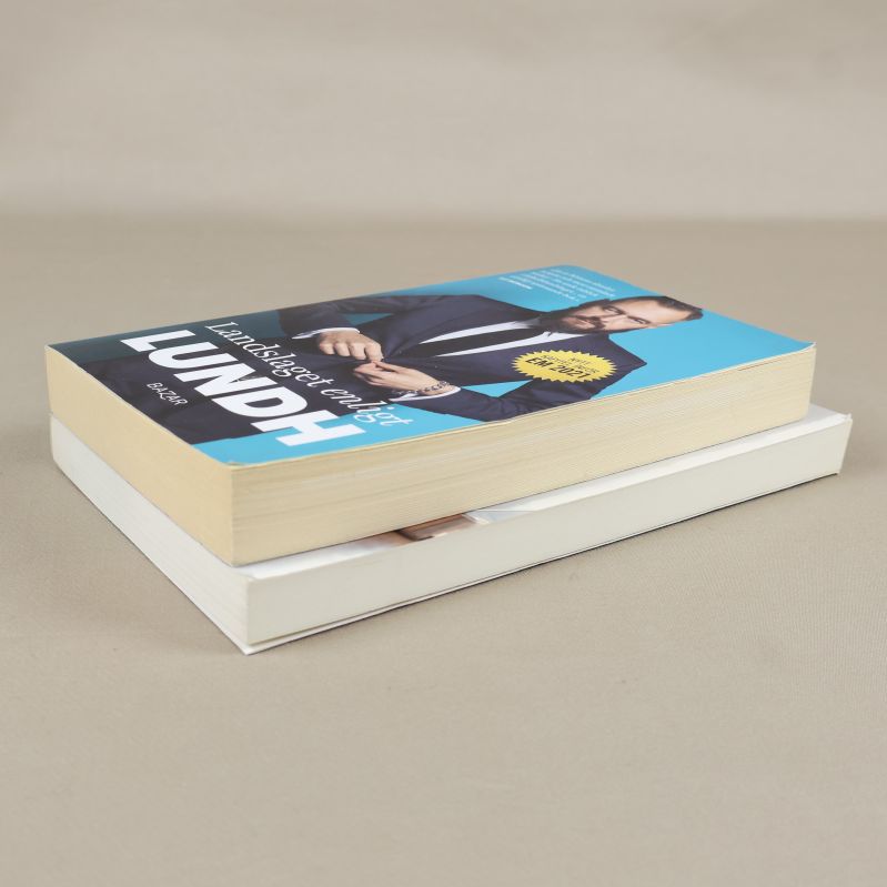 Bokpaket med två pocketböcker fotograferade snett ovanifrån