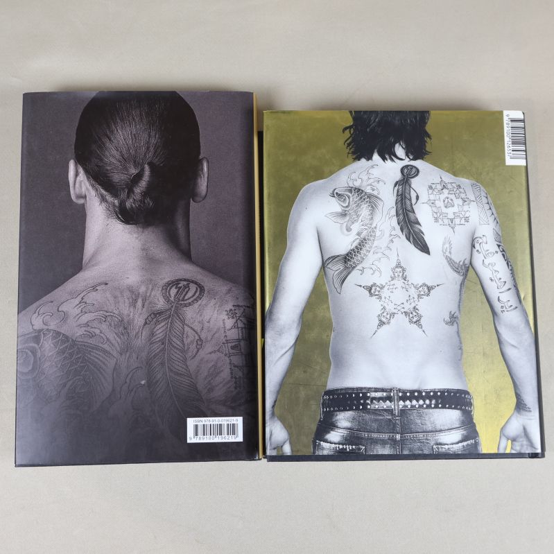 Baksidor av båda böckerna med porträtt i svartvitt