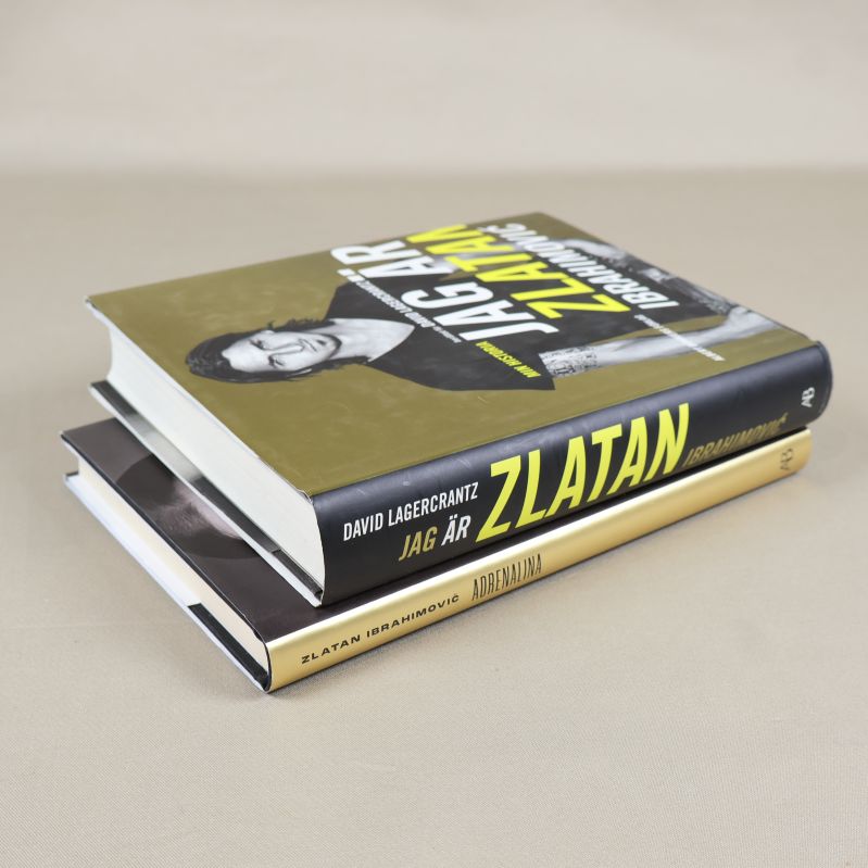 Två Zlatan-böcker staplade på varandra, snett ovanifrån