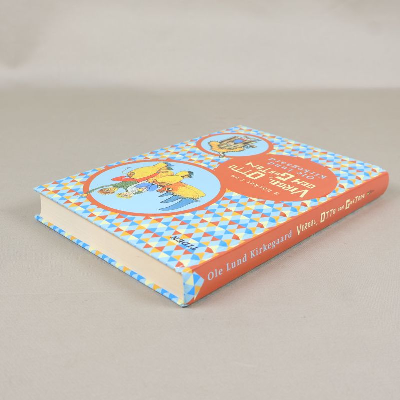 Boken liggande i vinkel som visar tjocklek och omslag