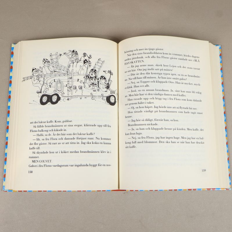 Uppslag med svartvit illustration och text på svenska