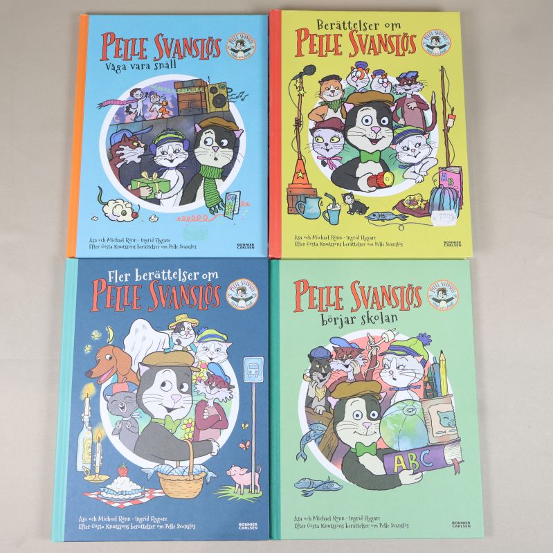 Fyra Pelle Svanslös-böcker utlagda med färgglada omslag och roliga illustrationer