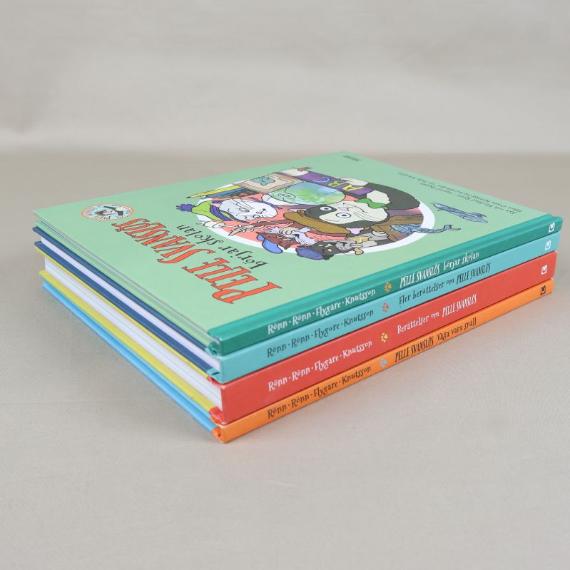 Fyra Pelle Svanslös-böcker staplade snett med tydliga omslag