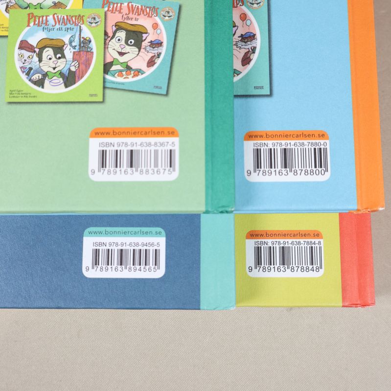 Närbild på baksida med fyra ISBN-streckkoder på Pelle Svanslös-böckerna