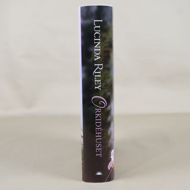 Rygg på boken Orkidéhuset av Lucinda Riley i svart och rosa