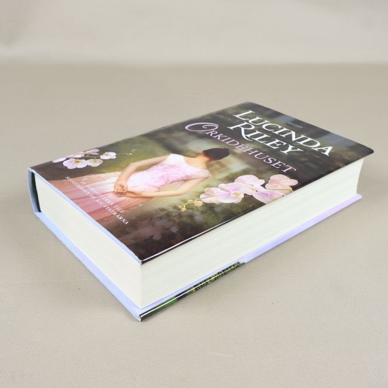 Orkidéhuset snett ovanifrån, visar omslag och kant