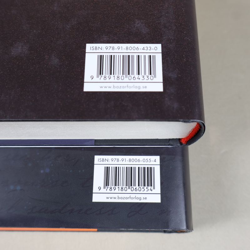 Närbild på ISBN och streckkod på båda böckernas baksida