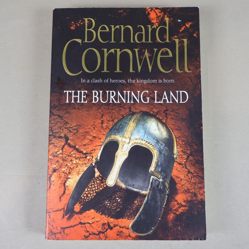 Framsida på The burning land av Bernard Cornwell