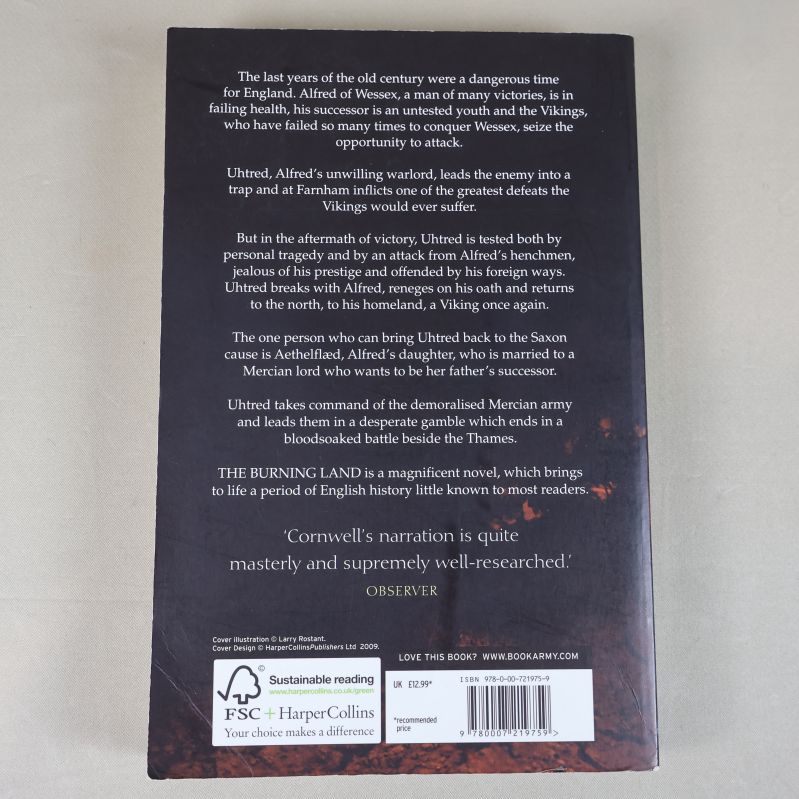 Baksida av The burning land med sammanfattning