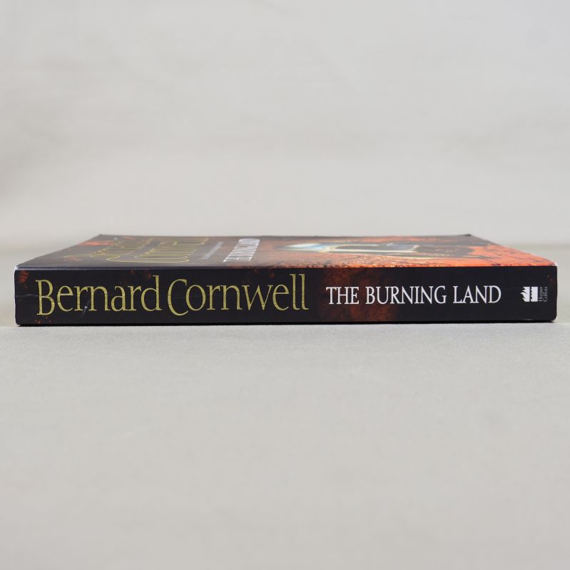 Bokrygg med Bernard Cornwell och titeln The burning land