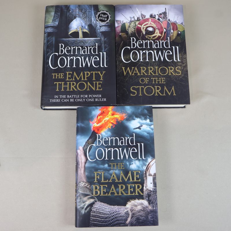 Tre hårdinbundna böcker av Bernard Cornwell med fram­sidorna utåt synliga