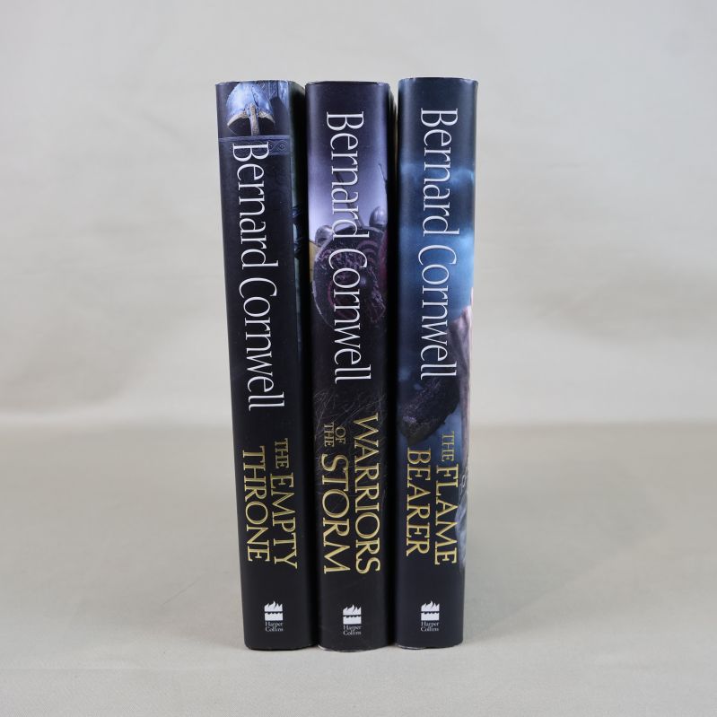 Böckernas ryggar med tydliga titlar och författarnamn Bernard Cornwell