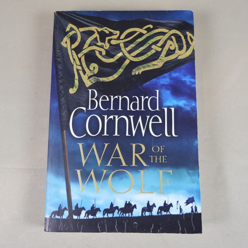 Framsidan av boken War of the wolf med blå bakgrund och guldfärgade detaljer