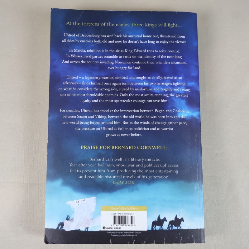 Baksidan av War of the wolf med beskrivande text och ISBN