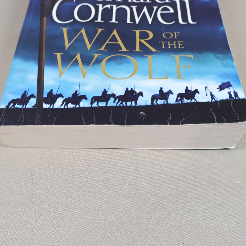 Närbild på nederkanten av framsidan med slitage